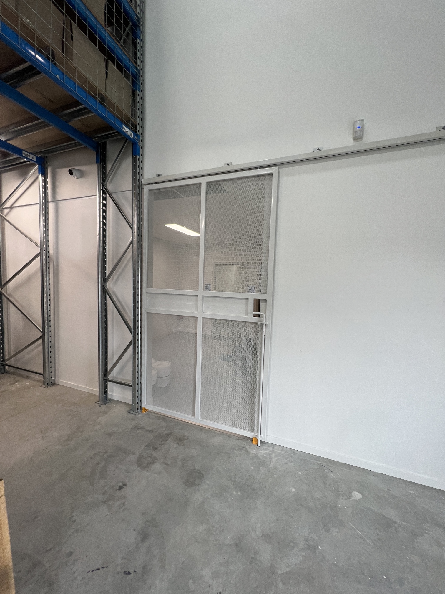 Bi-folding gate